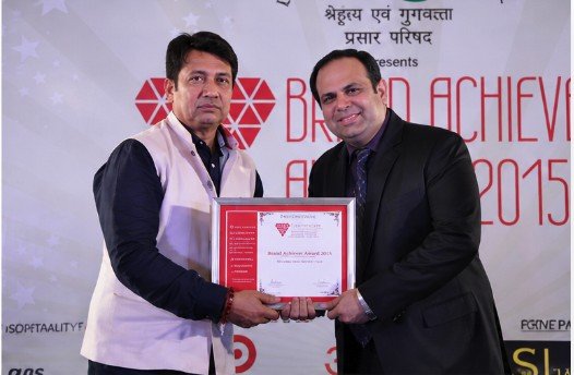 Dr. Malhotra's receiving the Brand Achiever Award 2015
